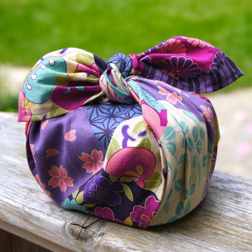 A small collection of my favorite gift wrapping ideas including this furoshiki by Tokyo Pic.